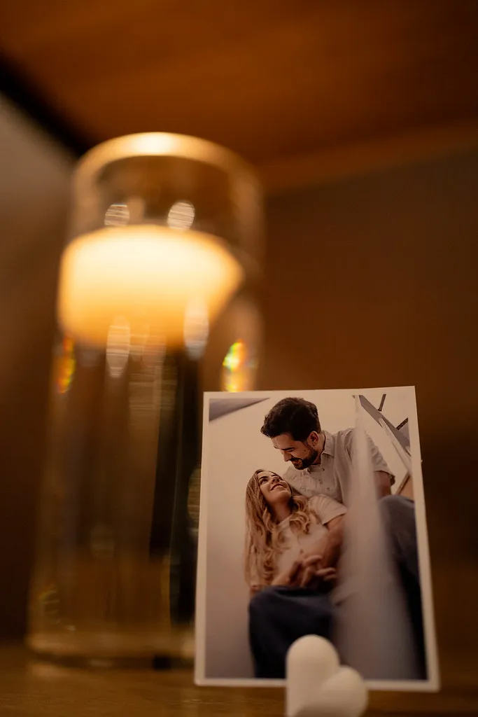 Detalhe da mesa de doces com a fotografia dos noivos ao lado.