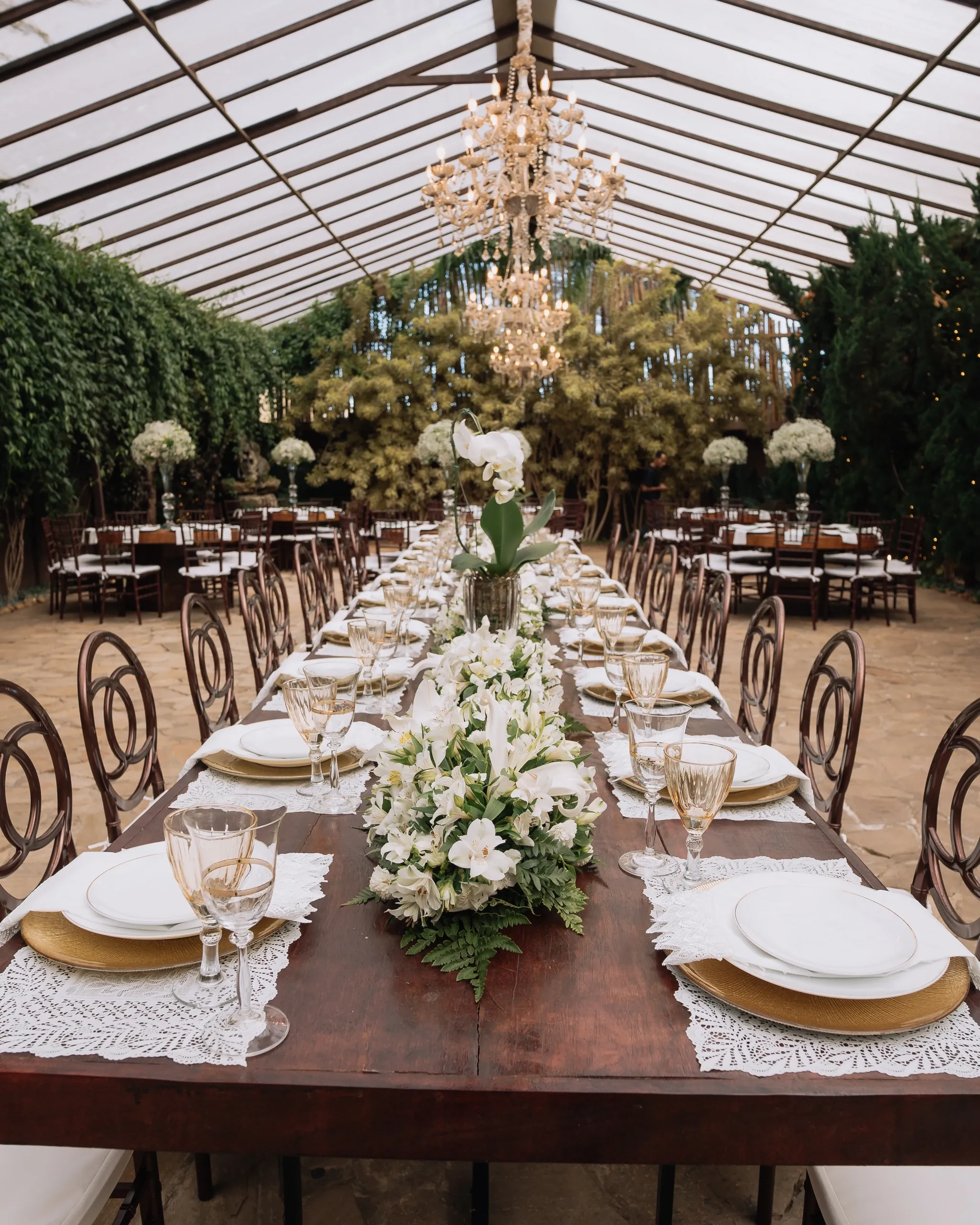 Recepção de casamento montada no salão.